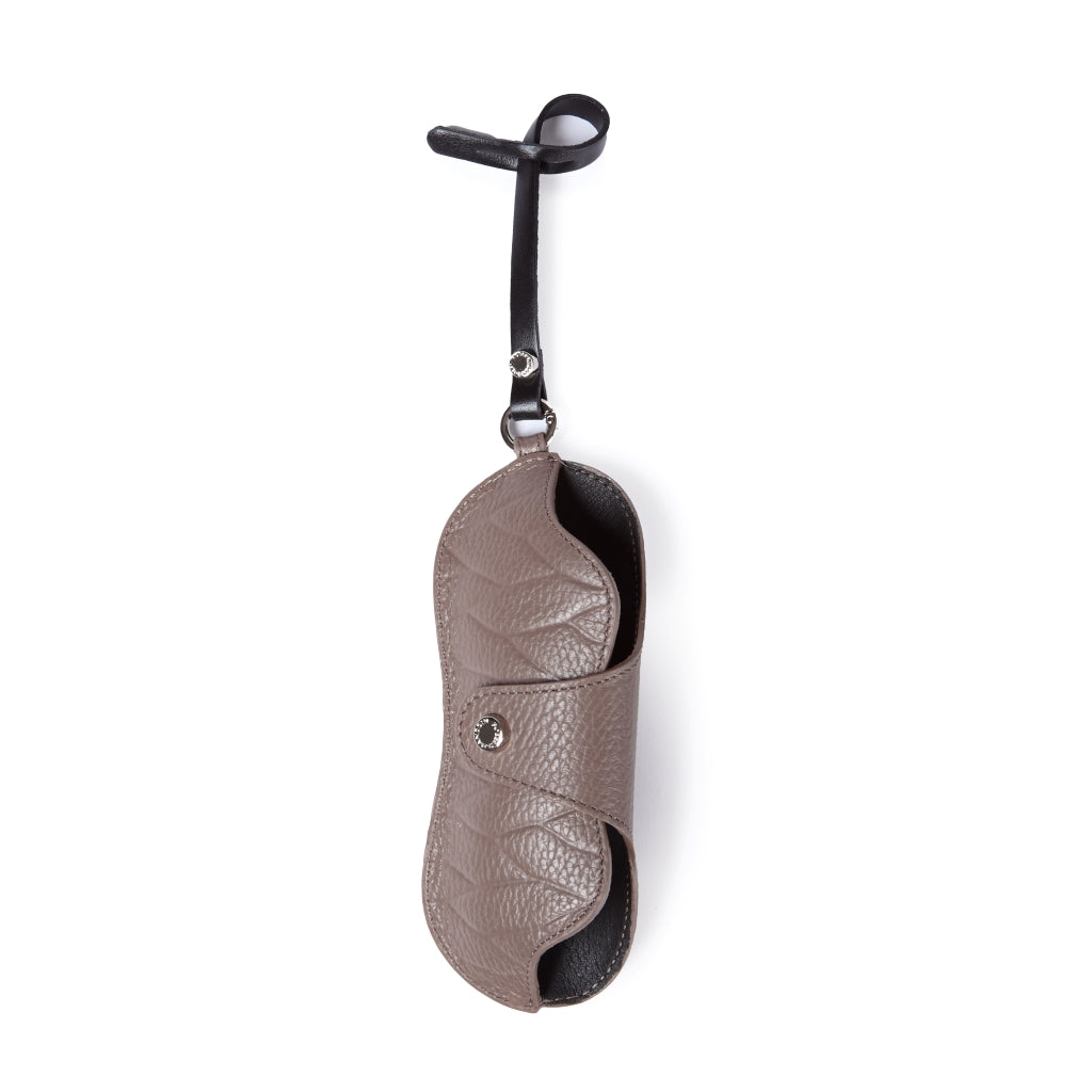 Portaocchiali Alina charms in pelle stampa treccia