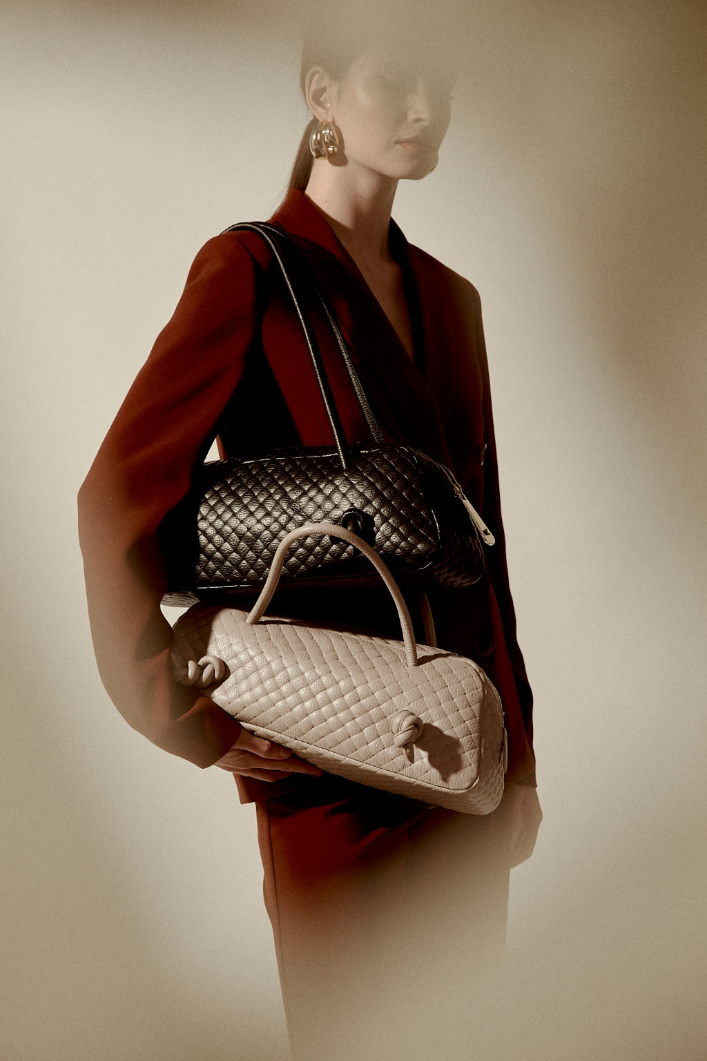 Grace Woven – Borsa Allungata in Pelle Effetto Intrecciato Argento