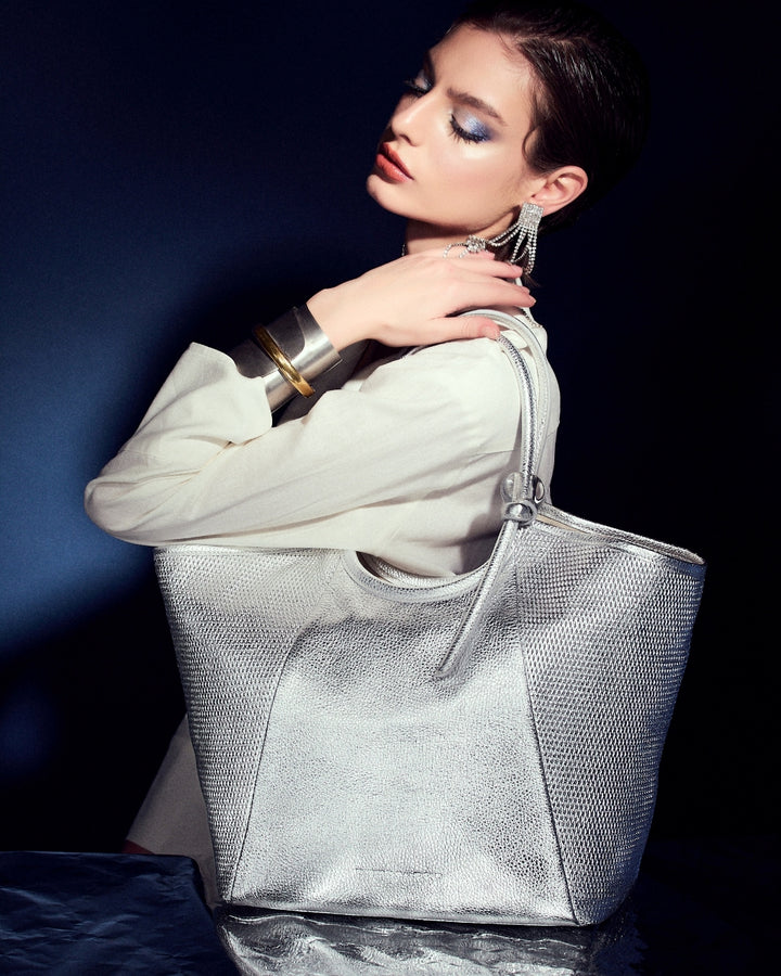 Gaia Shopper – Grained and Micro-Perforated Leather Bag with Adjustable Handles and Internal Divider